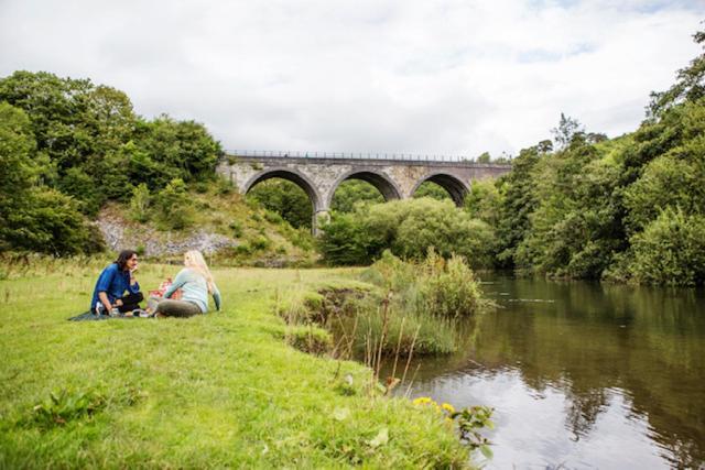 Hassop Station Apartment On The Monsal Trail Bakewell Eksteriør billede